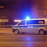 Ein Polizeiwagen mit Blaulicht fährt am Silvesterabend durch die Innenstadt zu einem Einsatz.