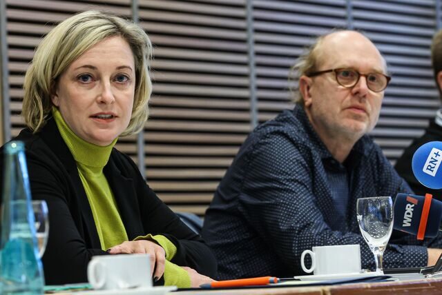 Wirtschaftsförderin Heike Marzen und Joffrey Kallweit vom Karstadt-Betriebsrat