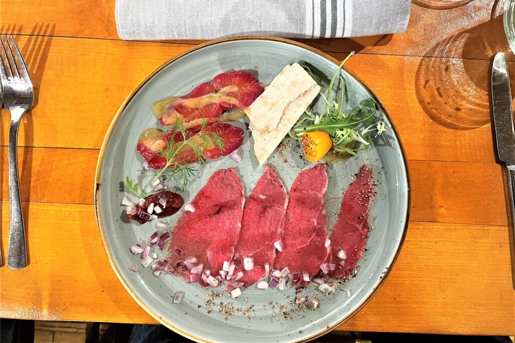 Im Kerstins gab es im vergangenen Jahr eine Vorspeise aus Carpaccio vom Lappland-Elchrücken und Rote Bete gebeiztem Lachs. Im Kerstins gab es im vergangenen Jahr eine Vorspeise aus Carpaccio vom Lappland-Elchrücken und Rote Bete gebeiztem Lachs.