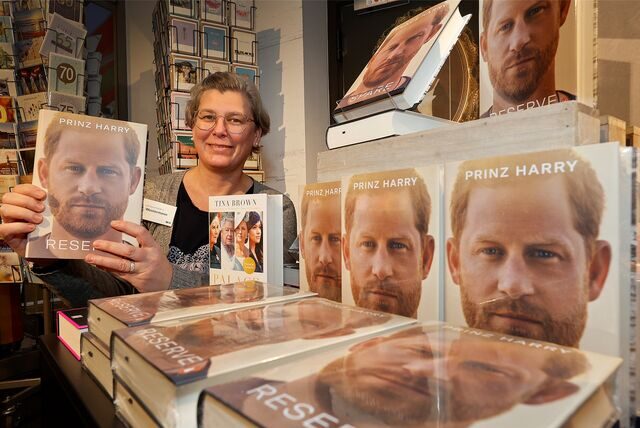 Meike Westermann, Filialleiterin der Mayerschen Buchhandlung in Kamen, ist überrascht von dem Interesse an dem Buch.