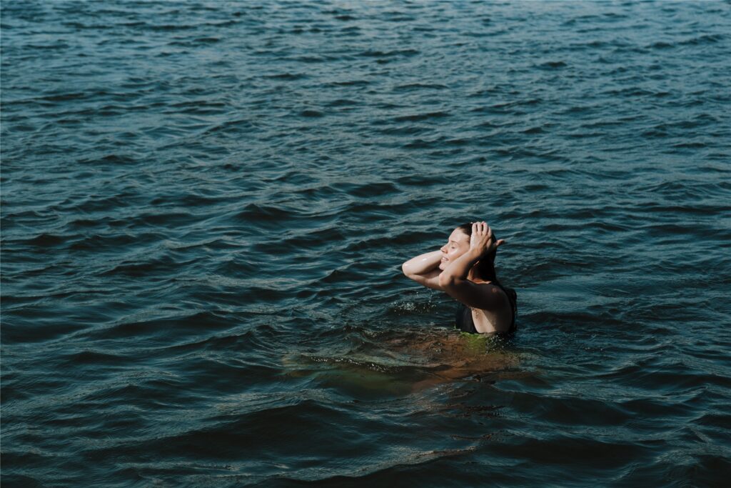 frau schwimmt im offenen wasser