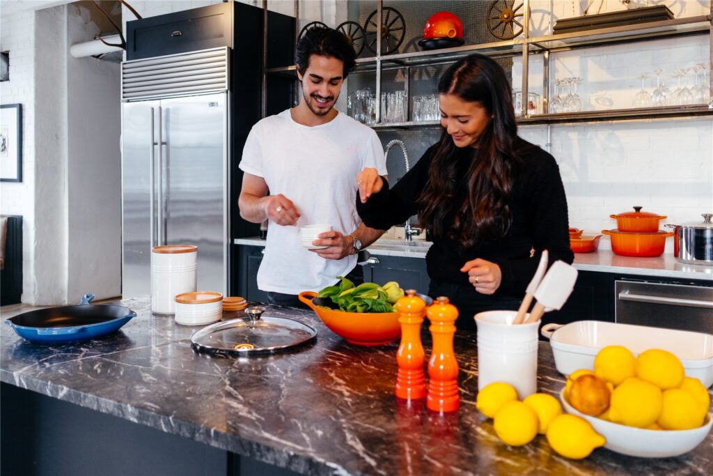zwei menschen kochen in einer küche