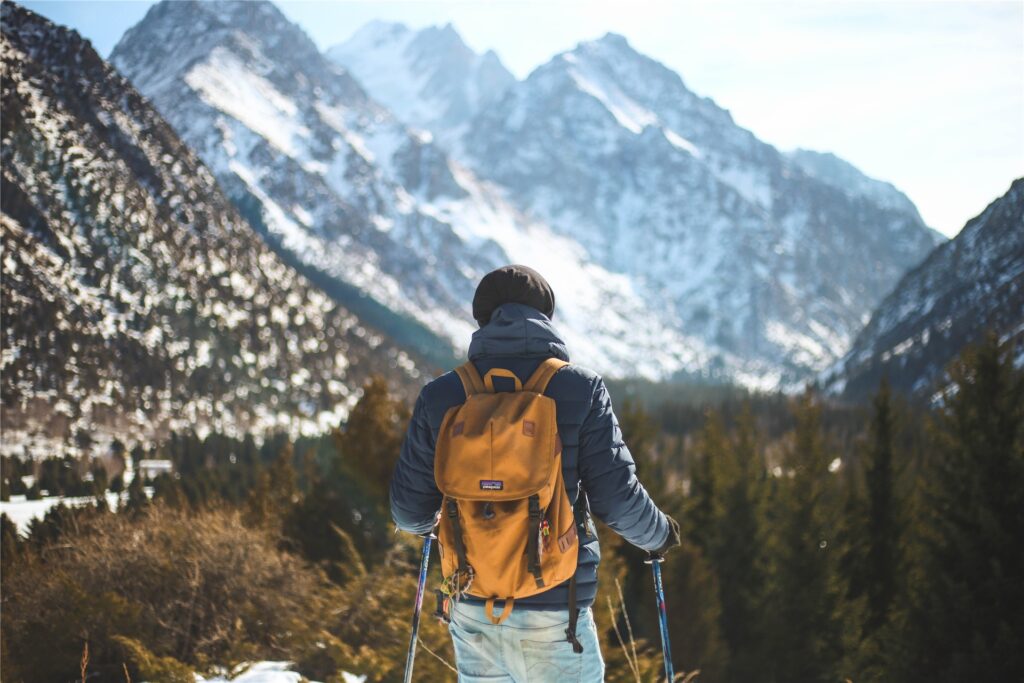 mann geht in winterlicher natur wandern