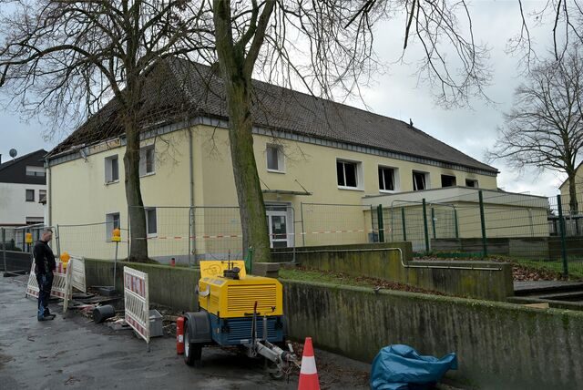 Die Schäden an der Turnhalle sind auch zwei Wochen nach dem Brand noch deutlich sichtbar.