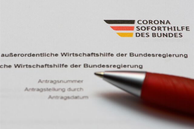 Ein Stift liegt auf einem Antrag auf Gewährung der «Novemberhilfe» als außerordentliche Wirtschaftshilfe der Bundesregierung in der Corona-Krise.