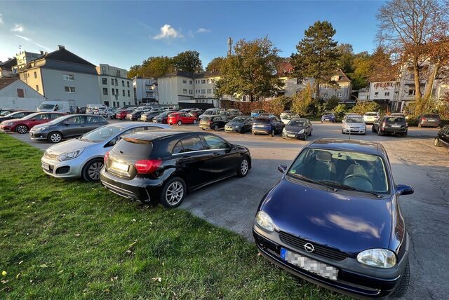 Autos stehen auf dem Karl-Wildschütz-Platz in Fröndenberg