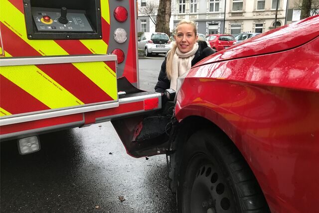 Auto beschädigt, ausgerechnet von der Feuerwehr – dennoch hatte Kinga Kazar Verständnis dafür, dass es zum Unfall kam.
