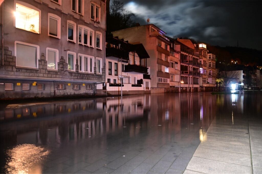 Hochwasser überschwemmt eine Straße.