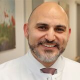 Dr. Youssef Benali während der Visite im Hellmig-Krankenhaus. Sein Spezialgebiet ist unter anderem die Handchirurgie.
