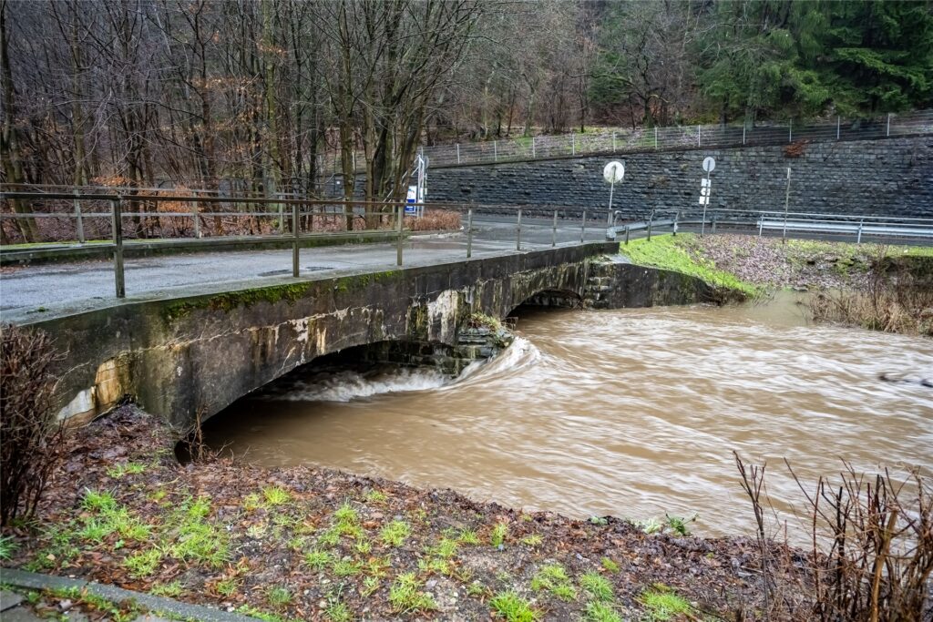 Die Volme fließt knapp durch die Bogen einer Brücke in Halver-Oberbrügge.