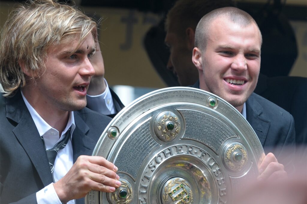 Marcel Schmelzer (l.) mit Kevin Großkreutz und der Meisterschale nach dem Titelgewinn 2011.