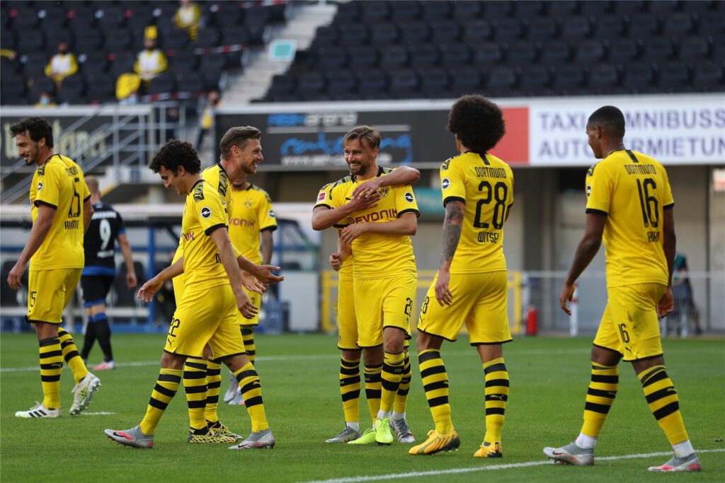 Marcel Schmelzer (M.) in einem seiner letzten Spiele für den BVB. Am 31. Mai 2020 traf er gegen Paderborn.