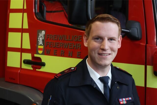Oberfeuerwehrmann Robin Nolting vor einem Fahrzeug der Freiwilligen Feuerwehr Werne. Für ihn ist sein Ehrenamt keine Belastung, sondern Berufung.
