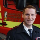 Oberfeuerwehrmann Robin Nolting vor einem Fahrzeug der Freiwilligen Feuerwehr Werne. Für ihn ist sein Ehrenamt keine Belastung, sondern Berufung.