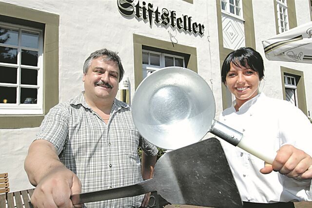 Ein Foto aus den guten Zeiten des Stiftskellers in Fröndenberg: der langjährige Wirt Charly Riepl hier mit seiner damaligen Gesellin Sylwia Mathia.