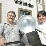 Ein Foto aus den guten Zeiten des Stiftskellers in Fröndenberg: der langjährige Wirt Charly Riepl hier mit seiner damaligen Gesellin Sylwia Mathia.