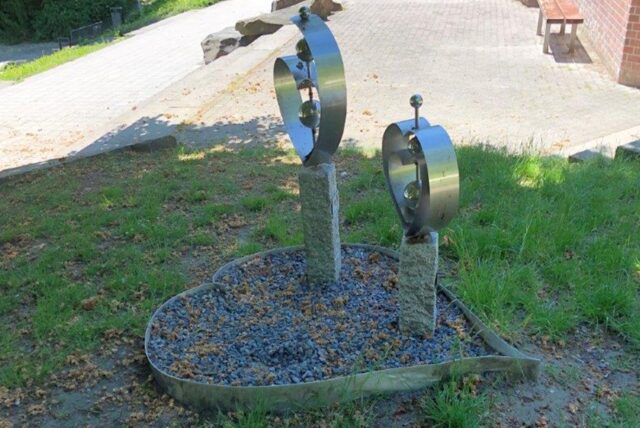 Leider nicht wieder zur Reparatur weg: Diebe haben das dritte Herz der Herzsportgruppen-Skulptur am Stadtsee gestohlen.