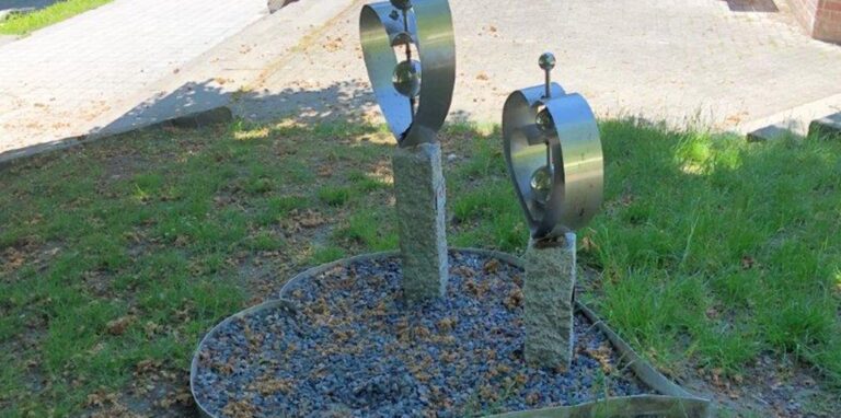 Leider nicht wieder zur Reparatur weg: Diebe haben das dritte Herz der Herzsportgruppen-Skulptur am Stadtsee gestohlen.