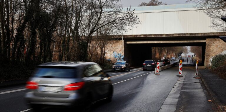 Die Brücke an der Münsterstraße ist eine der marodesten in NRW. Sie hat sogar eine schlechtere Bewertung als die zurzeit gesperrte Brücke auf der A45 bei Lüdenscheid.