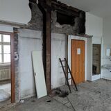 Mit Graffiti besprühte Fenster im ehemaligen Versorgungsamt.