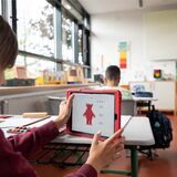 Ein Schüler mit einem Tablet im Klassenraum