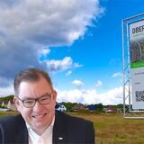 Dirk Salewski als Fotomontage vor dem als Erdbeerfeld bezeichneten Gelände an der Jahnstraße, wo das Neubaugebiet Oberaden Zentral gebaut werden soll.