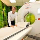 Wer eine radiologische Untersuchung bei Blikk (künftig: Evidia) am Hellmig-Krankenhaus in Kamen bucht, wird von Dr. Martin Möller uns einem Team in eine „Waldlandschaft“ gelegt.