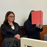 Der Angeklagte mit seiner Verteidigerin Victoria Grenz.