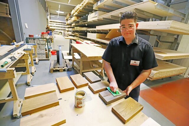 Jermyn Tänzer (19) macht eine Ausbildung zum Einzelhandelskaufmann bei der Firma Holzland Beese in Unna. Unser Foto zeigt ihn beim Lackieren von Mustern, einem Azubi-Projekt.