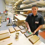 Jermyn Tänzer (19) macht eine Ausbildung zum Einzelhandelskaufmann bei der Firma Holzland Beese in Unna. Unser Foto zeigt ihn beim Lackieren von Mustern, einem Azubi-Projekt.