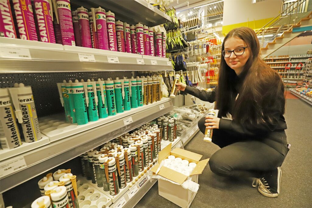 Michelle Riedel (21) hat vor einigen Tagen im Unnaer Holzfachhandel von Holzland Beese ihre Ausbildung zur Einzelhandelskauffrau begonnen. Michelle Riedel (21) hat vor einigen Tagen im Unnaer Holzfachhandel von Holzland Beese ihre Ausbildung zur Einzelhandelskauffrau begonnen.