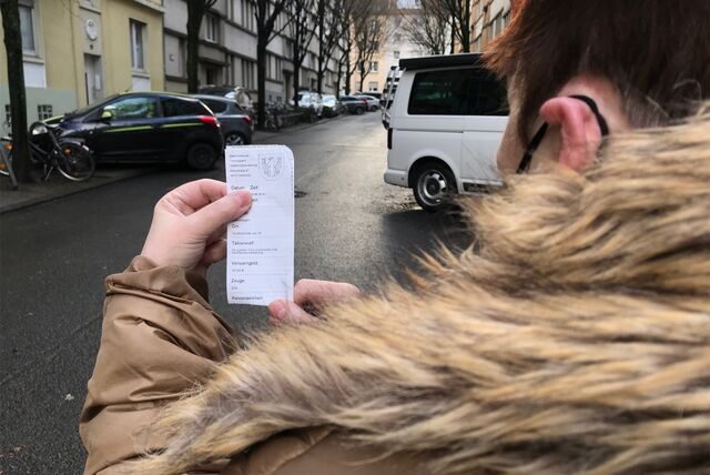 Maria Strowitzki ist verwirrt: Wieso ist das Schrägparken plötzlich falsch und das parallele Parken zur Fahrbahn auch?