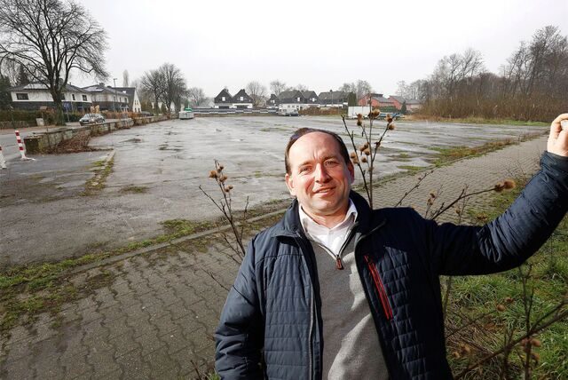 Architekt Christian Swientek vor dem Marktplatz in Rünthe, für dessen Bebauung er Pläne geschmiedet hatte.