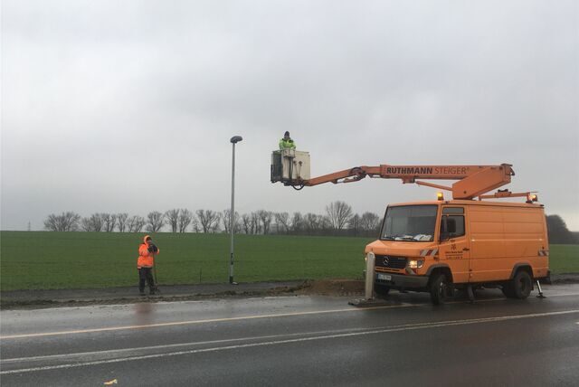 Monteure arbeiten mit einem Hubsteiger an einer Straßenlaterne auf der Lünener Straße in Oberaden.