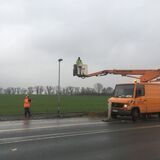 Monteure arbeiten mit einem Hubsteiger an einer Straßenlaterne auf der Lünener Straße in Oberaden.