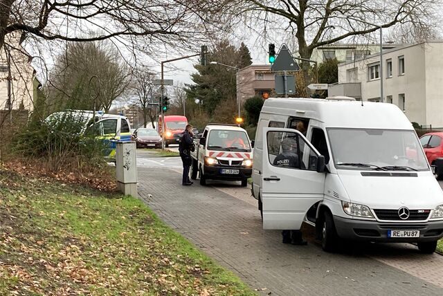 Mehrere Streifenwagen und ein Fahrzeug der Kriminaltechnik stehen am Montag (16.01.) am „Knöchel“ in Herten.