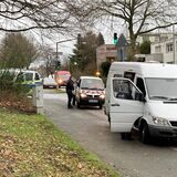 Mehrere Streifenwagen und ein Fahrzeug der Kriminaltechnik stehen am Montag (16.01.) am „Knöchel“ in Herten.