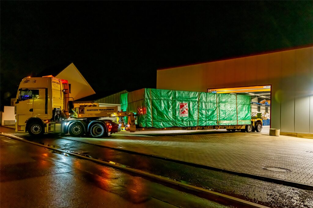 Um 3.30 Uhr war der Schwertransport in Lünen angekommen. Um 3.30 Uhr war der Schwertransport in Lünen angekommen.
