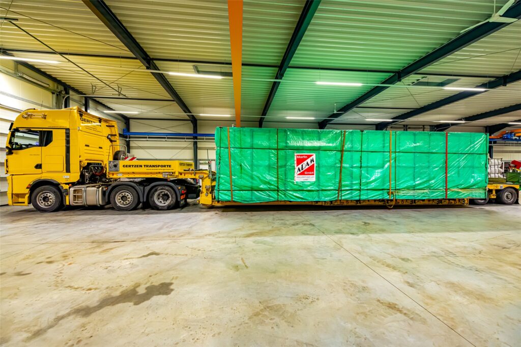 Transportiert wurde eine Laser-Schneidemaschine. Transportiert wurde eine Laser-Schneidemaschine.
