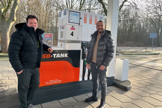 Oliver Witt (l.) betreibt eine Werbeagentur. Jetzt steigt er als Geschäftsführer in die SB-Tankstelle ein. Süleiman Bozkurt (r.) ist Pächter.
