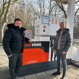 Oliver Witt (l.) betreibt eine Werbeagentur. Jetzt steigt er als Geschäftsführer in die SB-Tankstelle ein. Süleiman Bozkurt (r.) ist Pächter.