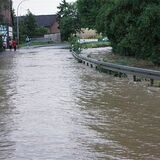 Die Bildmontage zeigt links den überfluteten Massener Hellweg in Unna-Massen und rechts Thomas Matter von den Stadtbetrieben Unna.