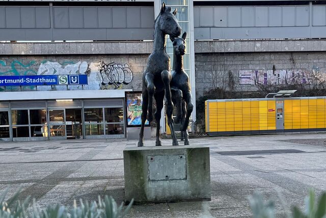 Die Statue mit den beiden Kosakenpferden ohne die Infotafel am Sockel.