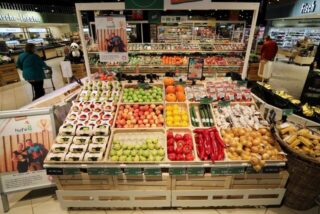 Eine Obst- und Gemüseabteilung.95 Energie- und Lebensmittelkonzerne haben ihre Gewinne in den Corona-Jahren 2020 und 2021 mehr als verdoppelt. Unser Autor kritisiert das als scham- und skrupellos und fordert die Politik zum Eingreifen auf.