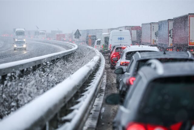 Autos bremsen an einem Stauende auf der verschneiten Autobahn 72.