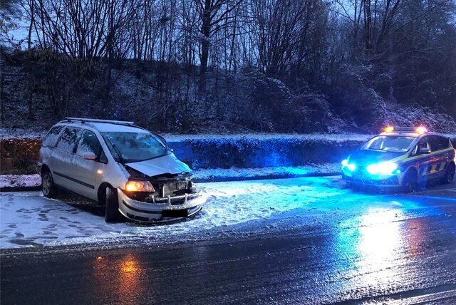 Am Oelpfad in Holzwickede stieß am Morgen des 19. Januar dieser Van mit einem Lkw zusammen. Die Fahrer blieben unverletzt.