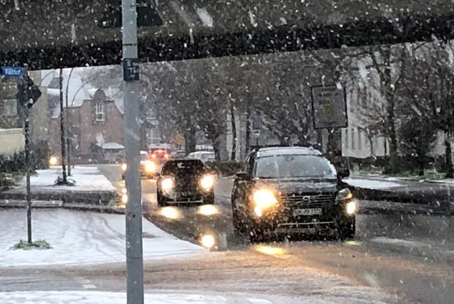 Vorsichtiges Fahren war am Donnerstagmorgen angesagt – hier die Koppelstraße in Kamen im Schneegestöber.