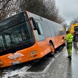 Ein Bus liegt im Graben der Straße Thabrauck in Fröndenberg