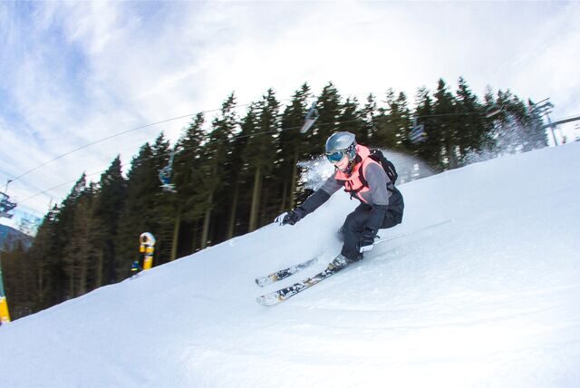 Eine Frau fährt auf einer Piste in Winterberg Ski.