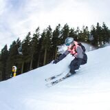 Eine Frau fährt auf einer Piste in Winterberg Ski.